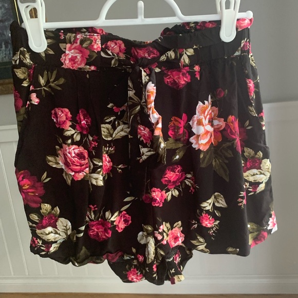Black Flowy Floral Shorts - Picture 1 of 4